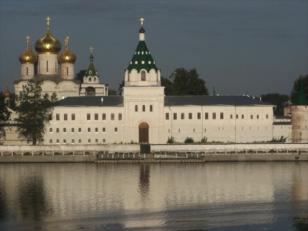 Троицкий Ипатьевский монастырь. Вид с Волги.
